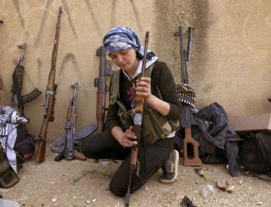 Κούρδισσες πολεμίστριες πήραν στο .. κυνήγι το Ισλαμικό Κράτος από χωριό στη Συρία (φωτό)